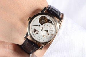 18K黄金大日历朗格腕表在回收手表哪个平台最好 诀窍在这里