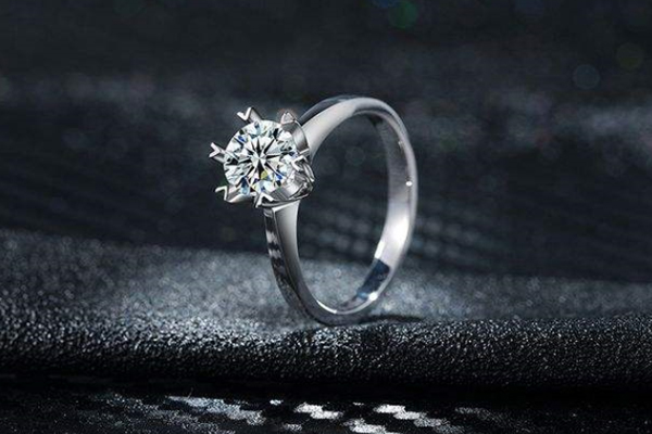 铂金钻石戒指回收应该去哪里 多大的钻戒保值率高