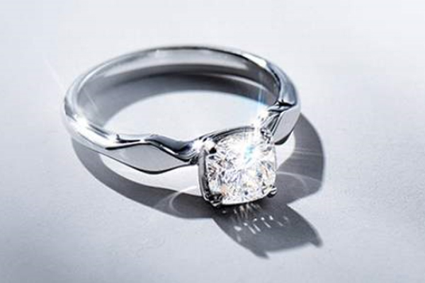钻石戒指回收价格参考如下 来看看你的钻戒保值吗