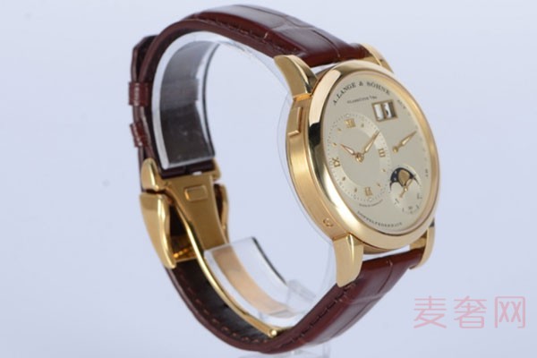 上图为朗格LANGE 1系列棕色表带109.021手表侧面实拍