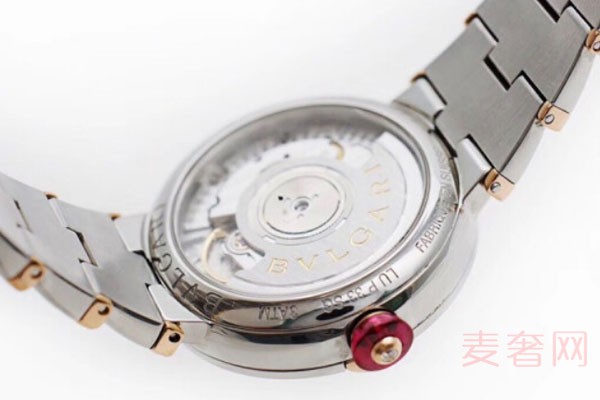 上图为宝格丽LVCEA系列102197精钢手表背面实拍