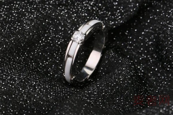 香奈儿ULTRA系列18K白金镶钻戒指外观展示