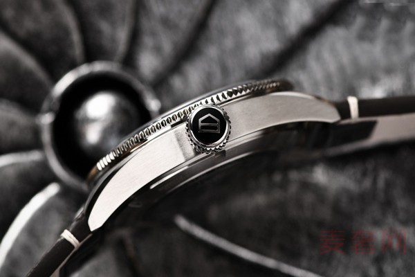泰格豪雅传奇经典的Autavia系列腕表侧面展示图