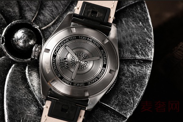 泰格豪雅传奇经典的Autavia系列腕表底部展示图