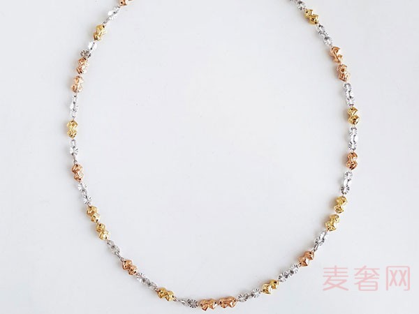 周六福AU750三色金花式项链外观展示