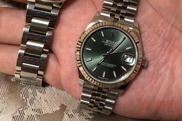 回收网站上全新的奢侈品手表回收几折