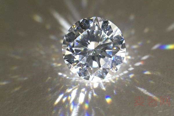 钻石的火彩是什么颜色的 哪种颜色比较好